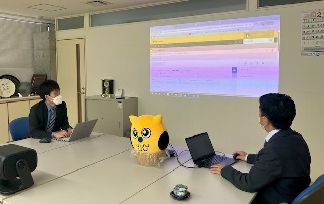 【定期ミーティングの様子】